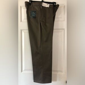 Men’s Haggar H26 Khaki Classic Fit Twill Pants Mocha 38x30 No Iron Comfort NWT